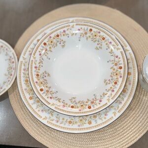 Vintage LiLing China Yung Shen Floral Patterned Gold Trim Dinnerware Set 31 pcs
